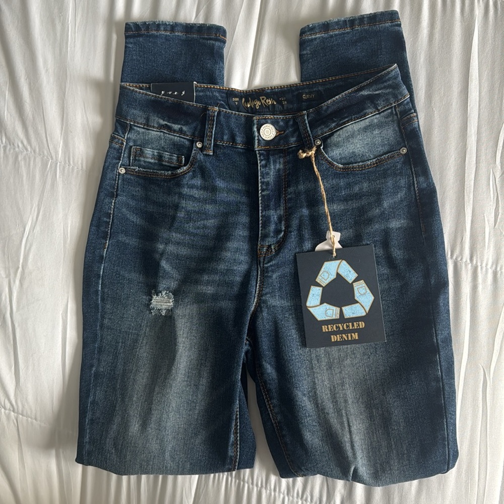 Indigo Rein Blue curvy Distressed Jeans
Size 7/27 - Picture 4 of 6